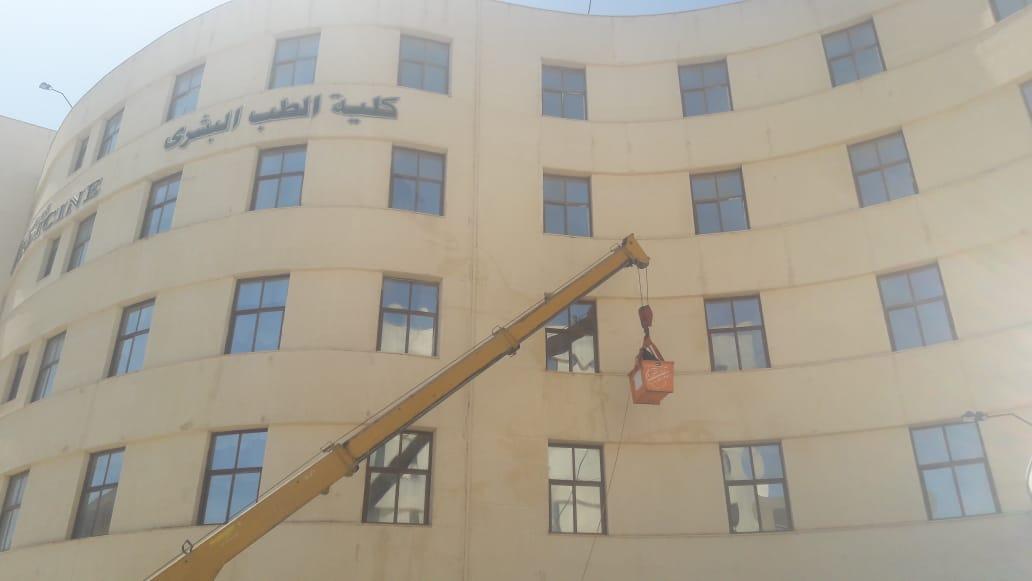 شركة النور 2 للنظافة تواصل أعمال تنظيف وتعقيم جامعة كفرالشيخ باستخدام الرافعات والأوناش العملاقة