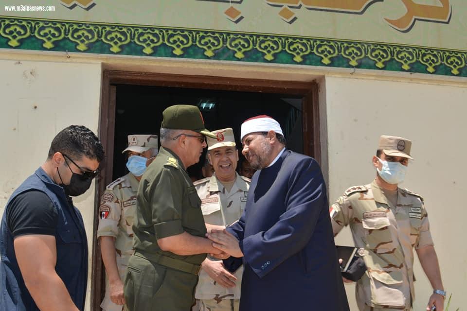 نائب رئيس جامعة الأزهر يستقبل قائد المنطقة الجنوبية العسكرية للتهنئة بعيد الأضحى