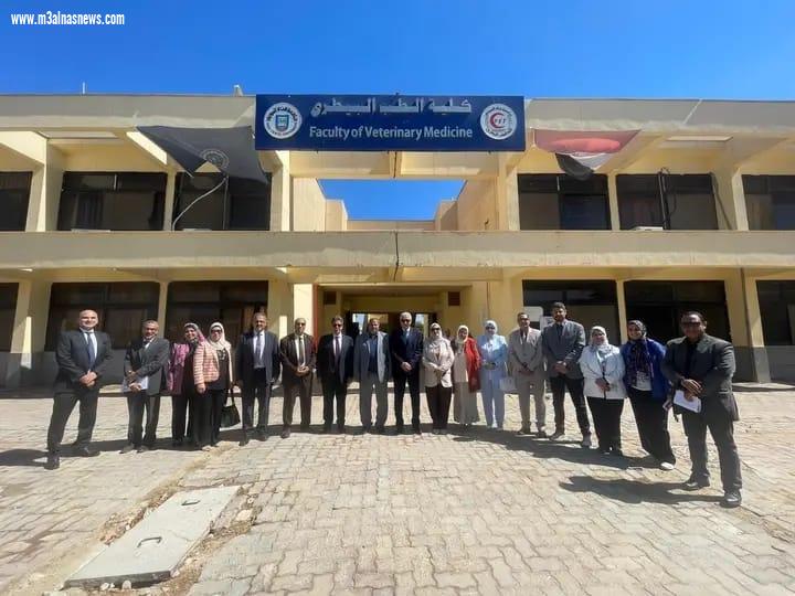 الدكتور يوسف العبد يناقش طلاب مشروع الادوية البيطرية بجامعة قناة السويس