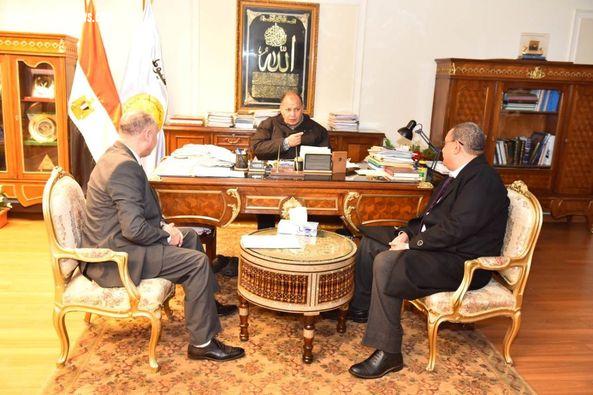 محافظ أسيوط يلتقي مدير التأمين الصحي لوسط الصعيد لمناقشة سير العمل والجهود المبذولة لتطوير الخدمات الصحية