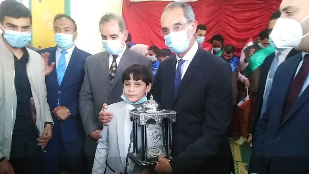 محمد خيرى.. طالب النور للمكفوفين ببلطيم يهدى المحافظ ووزير الاتصالات مصحفا