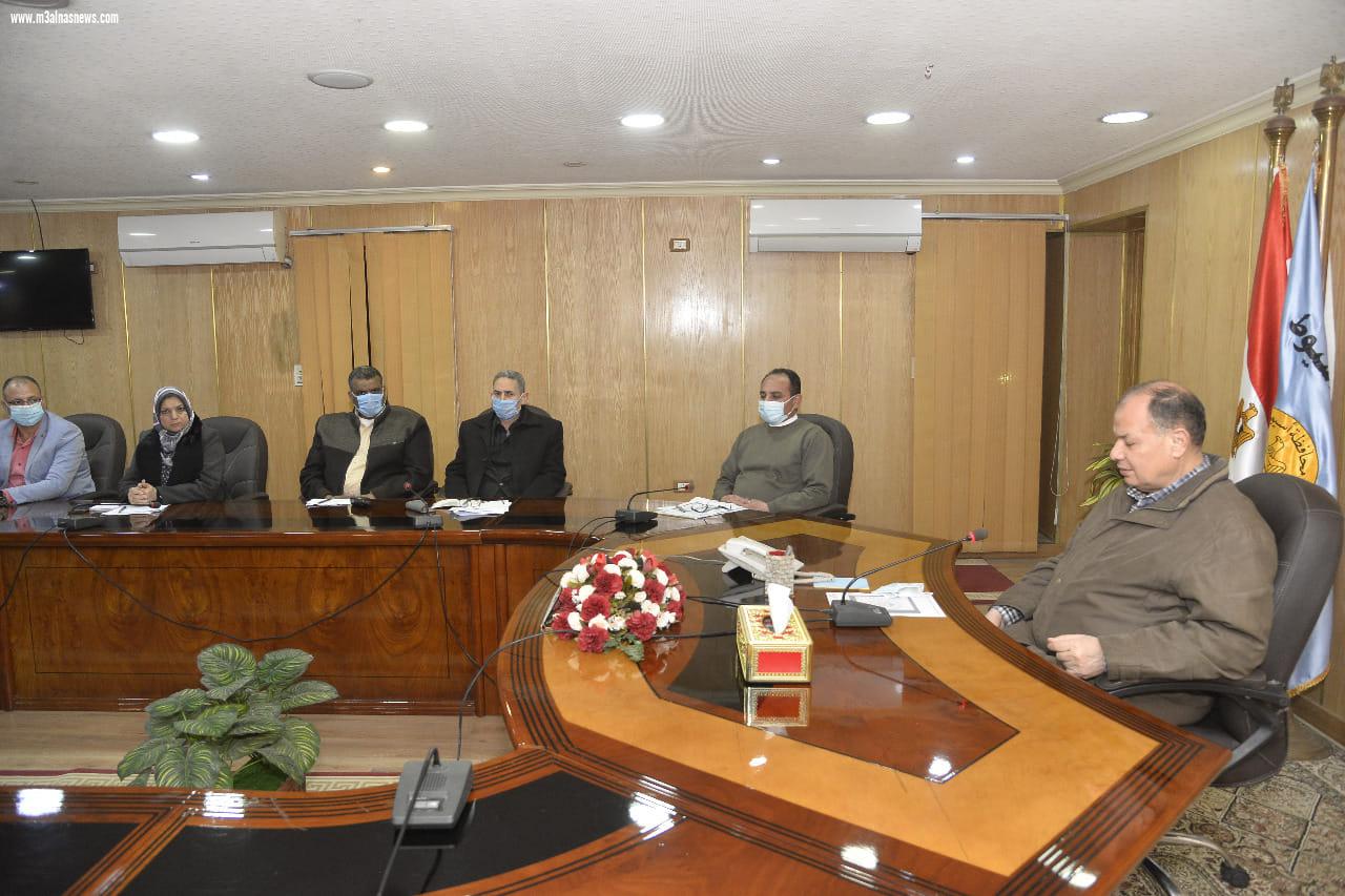 محافظ أسيوط يناقش خطة العمل بمنظومة المتغيرات المكانية لرصد التعديات والقضاء على البناء العشوائي