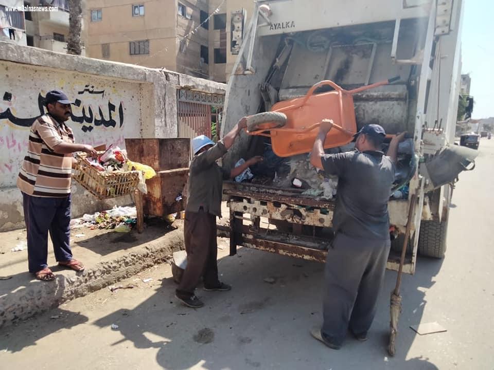 استمرار أعمال النظافة وتحسين الخدمات بالحامول