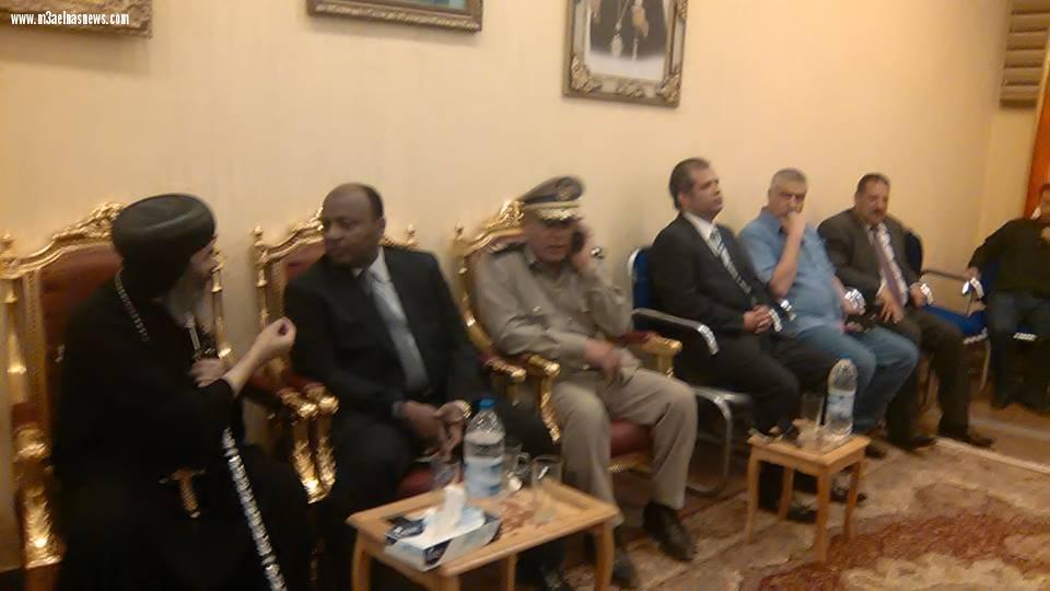 بالصور| مدير أمن الغربية ورئيس مدينة المحلة يقدمان واجب العزاء بكنيسة العذراء