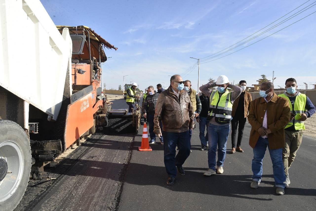 محافظ أسيوط يتفقد أعمال تطوير ورفع كفاءة ورصف طريق 