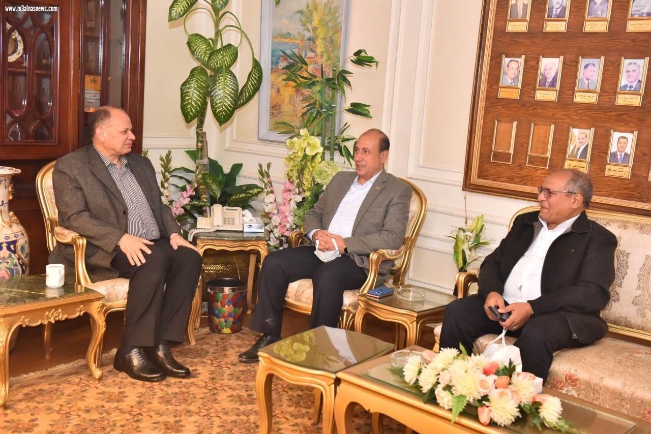 محافظ أسيوط يلتقى رئيس الجهاز المركزي للتعمير لمناقشة الموقف التنفيذي لمشروعات المبادرة الرئاسية حياة كريمة ومرحلتها الجديدة المشروع القومي لتطوير الريف المصري