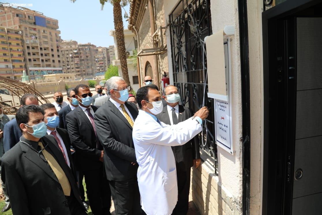 وزير الزراعة يفتتح معمل تطبيقات النانوتكنولوجي في امراض النبات بمركز بحوث الصحراء