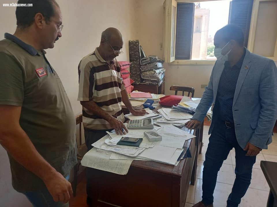 محافظ أسيوط يجتمع برؤساء المراكز والأحياء ويوجه بإسراع الخطي للانتهاء من تطعيم العاملين بالجهاز الإداري