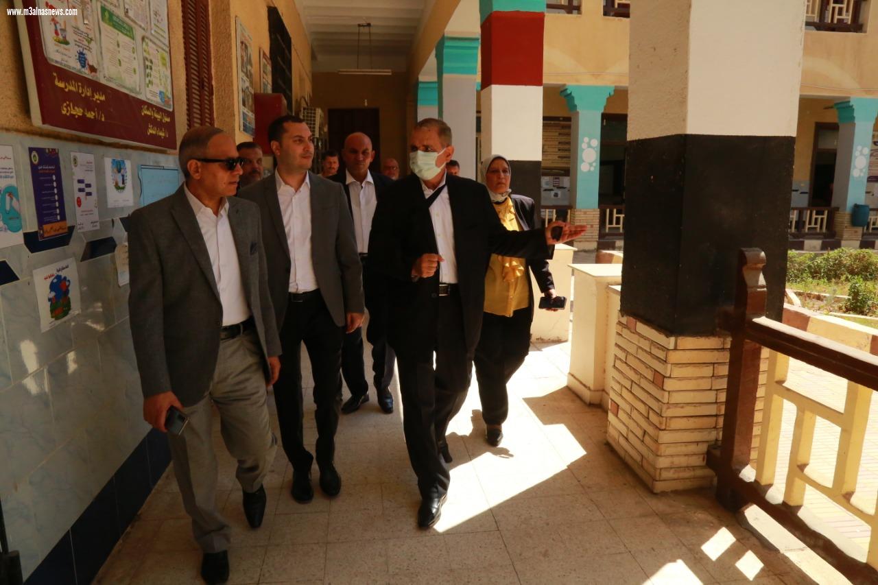محافظ كفر الشيخ يتفقد لجان الثانوية العامة ويطمئن على تطبيق الإجراءات الاحترازية