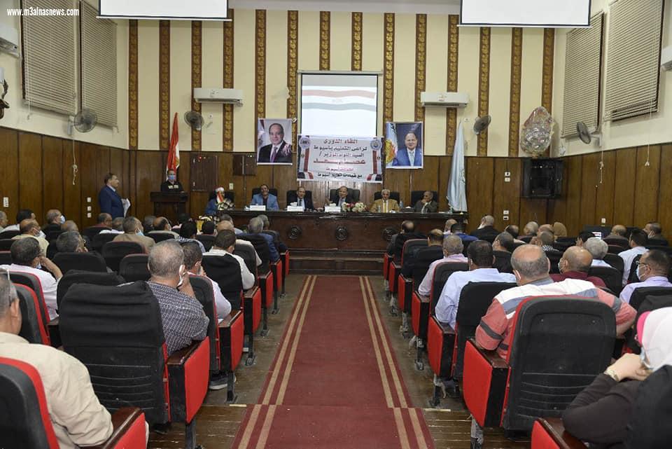محافظ أسيوط يلتقي قيادات مديرية التربية والتعليم ومديري الإدارات التعليمية لمناقشة الاستعدادات النهائية للعام الدراسي الجديد والتأكيد على أعمال تطعيم جميع العاملين ضد فيروس كورونا قبل بدء الدراسة