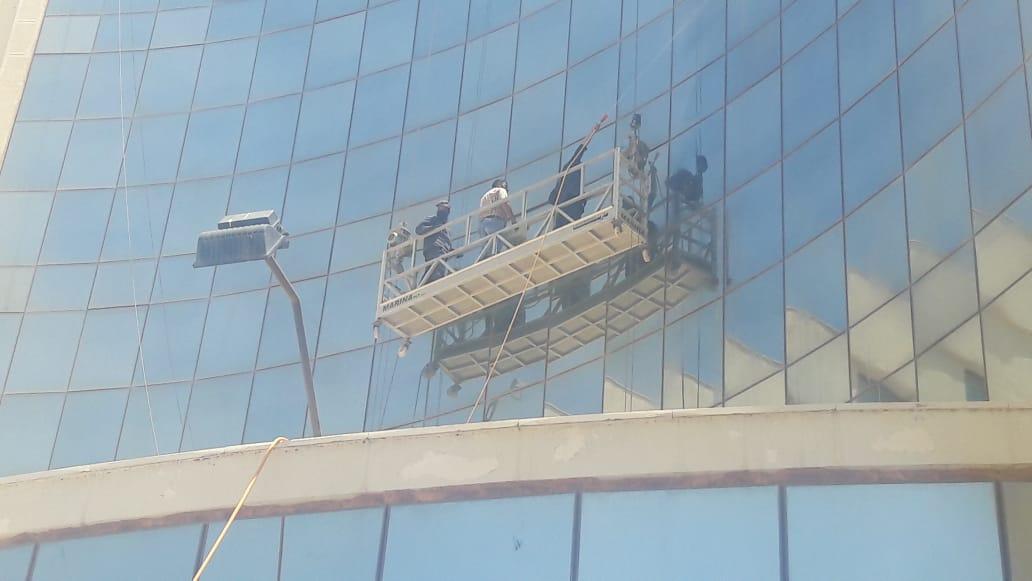 شركة النور 2 للنظافة تواصل أعمال تنظيف وتعقيم جامعة كفرالشيخ باستخدام الرافعات والأوناش العملاقة