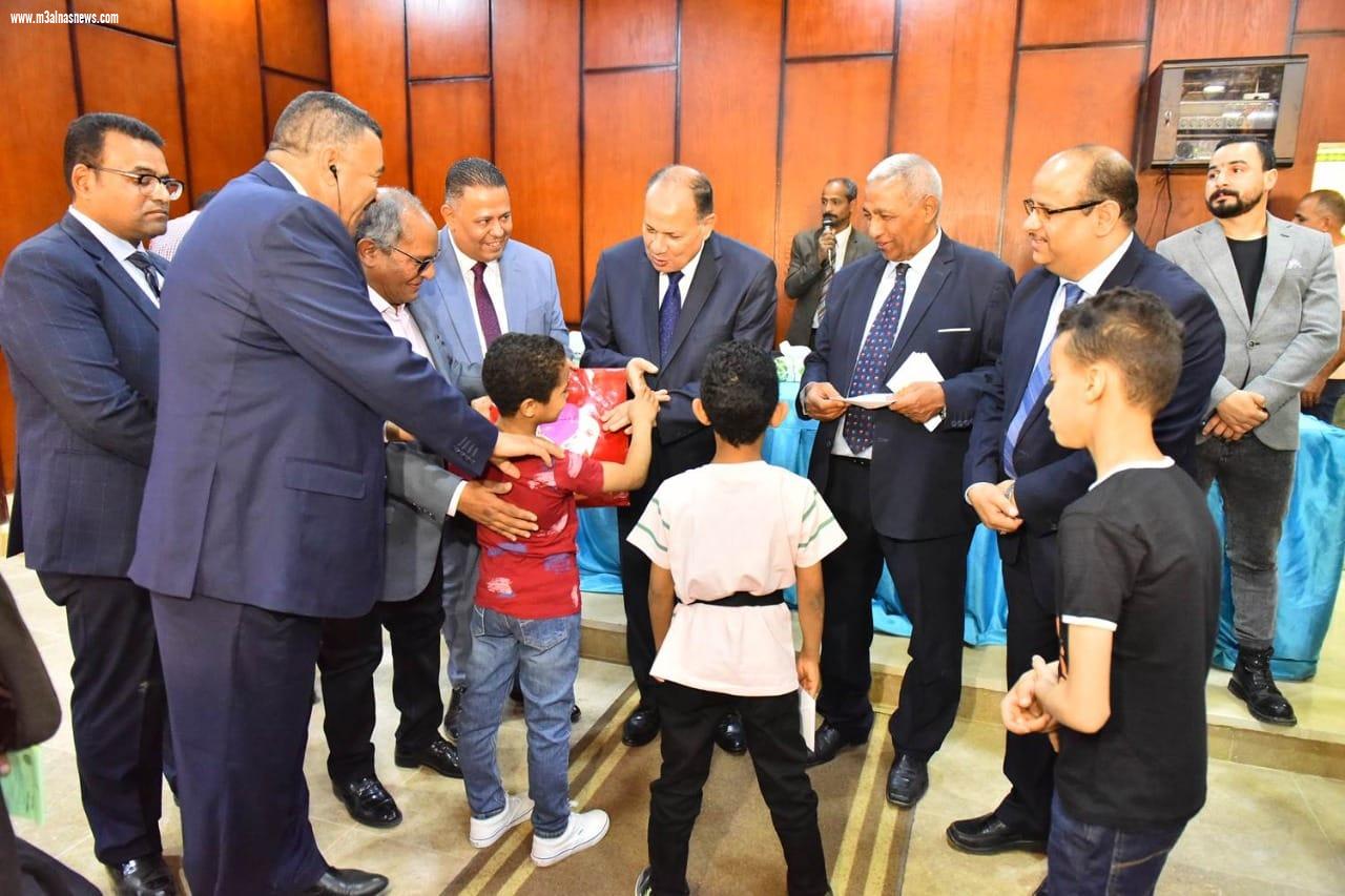 محافظ أسيوط يزور دور الايتام لمشاركة الأطفال فرحتهم بعيد الفطر المبارك ويقدم لهم والهدايا ويفتتح أعمال التطوير التي تمت بدار الحنان للبنين