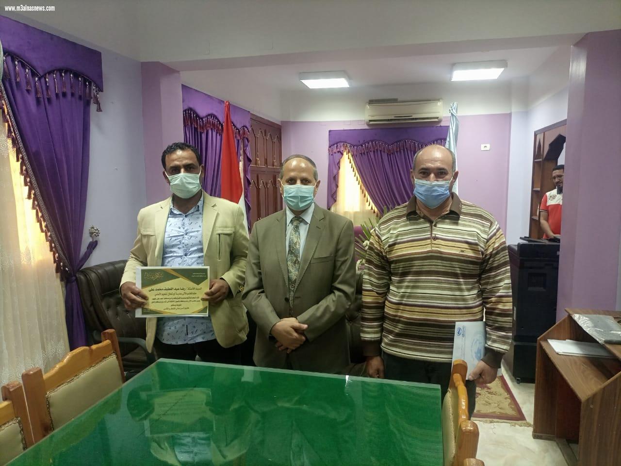 وكيل وزارة التربية والتعليم بكفر الشيخ يكرم المتميزين من المعلمين والموجهين