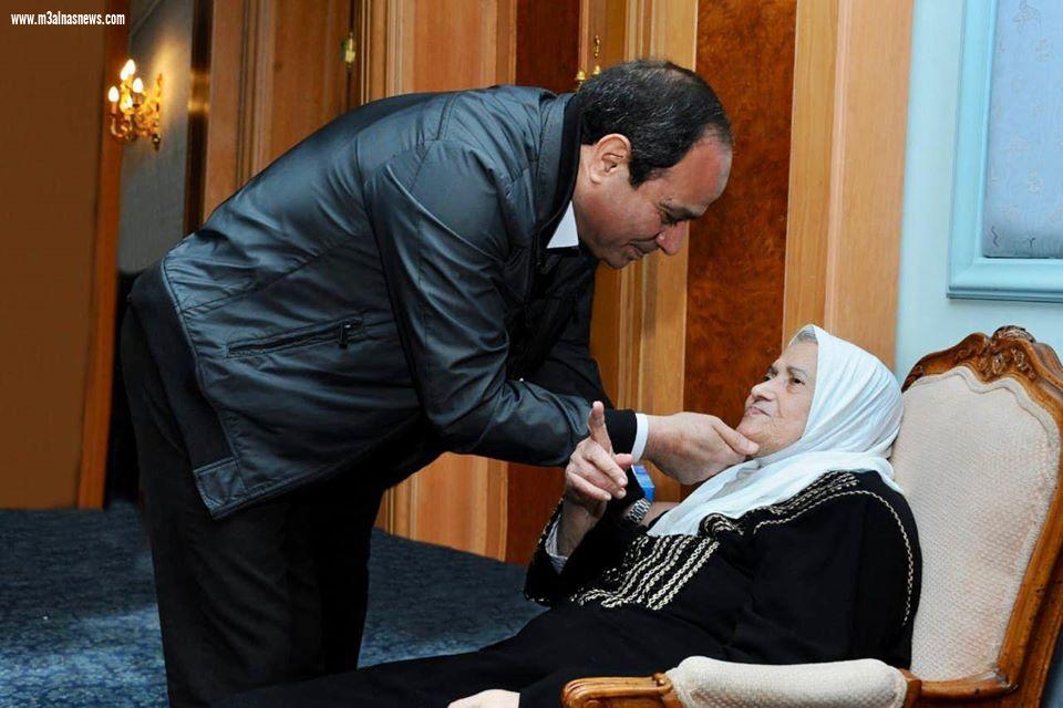 الرئيس السيسي ينشر أول صورة له مع والدته الراحلة بمناسبة عيد الأم