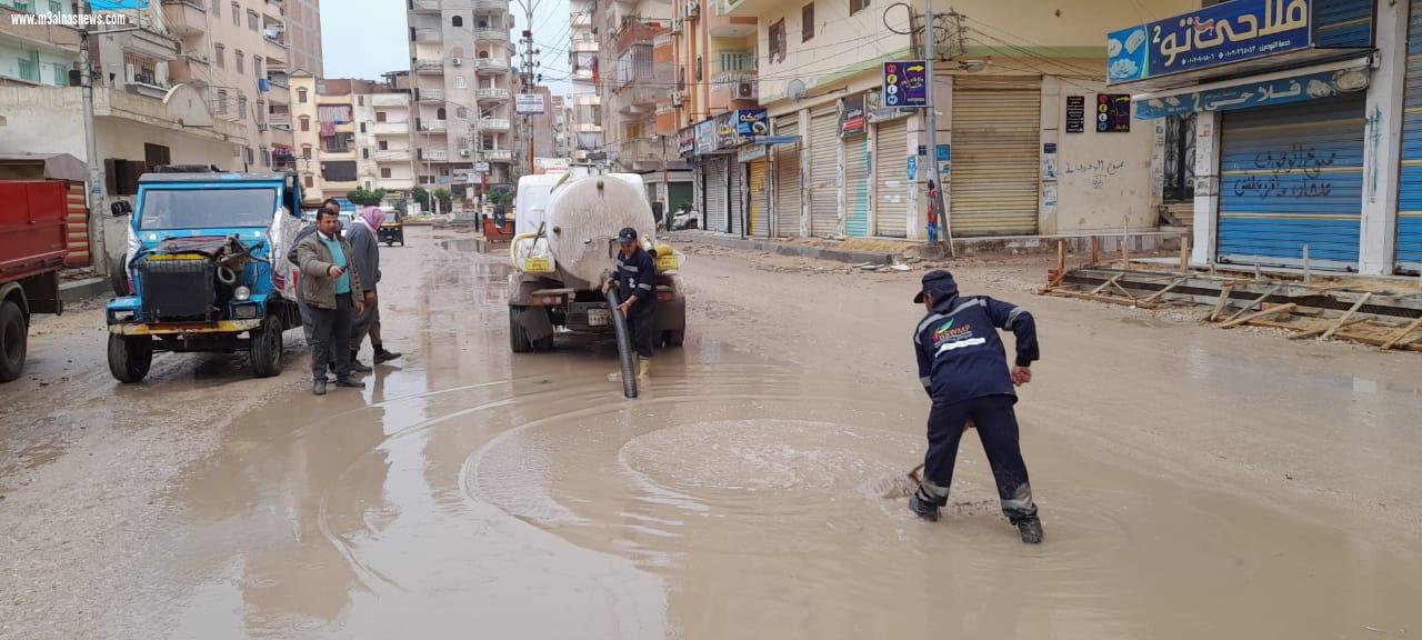 استمرار رفع مياه الأمطار بشوارع مدن وقرى كفر الشيخ