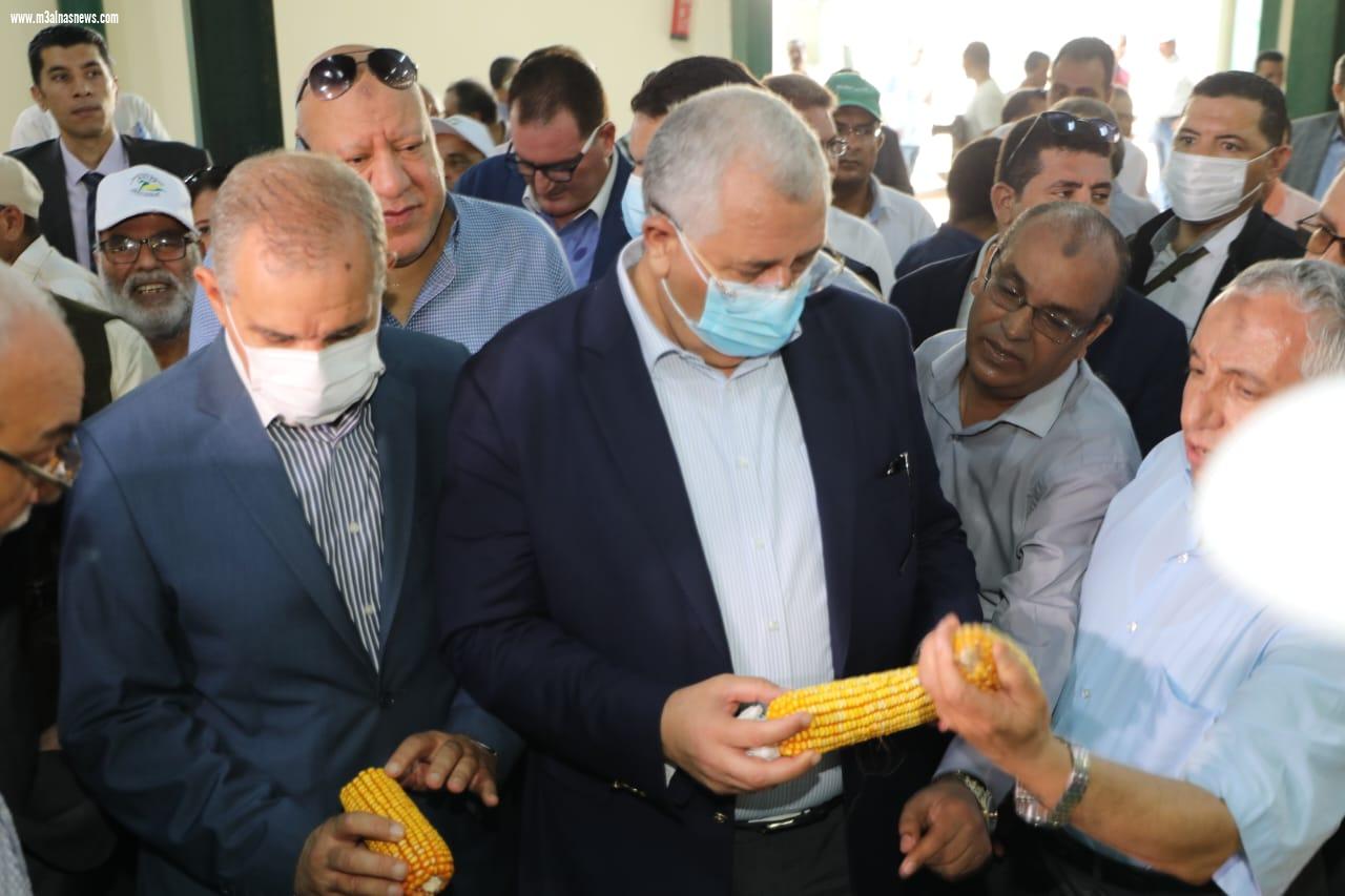 وزير الزراعة ومحافظ كفر الشيخ يتفقدان محطة البحوث الزراعية بسخا
