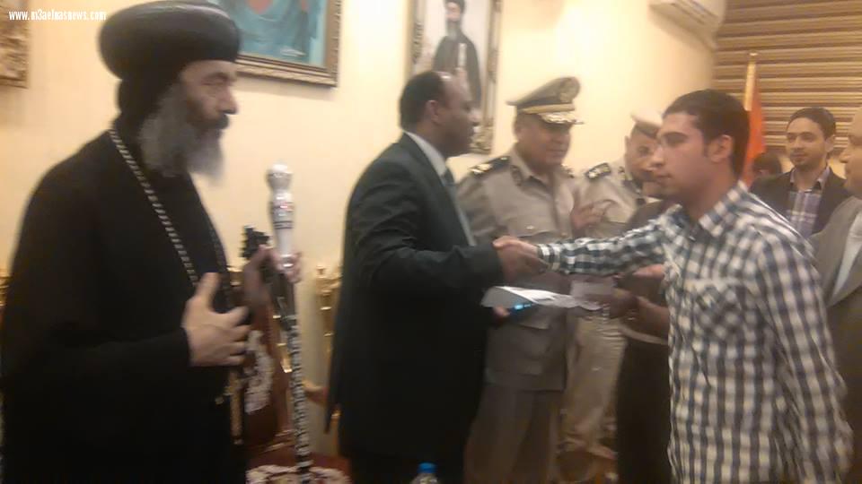 بالصور| مدير أمن الغربية ورئيس مدينة المحلة يقدمان واجب العزاء بكنيسة العذراء