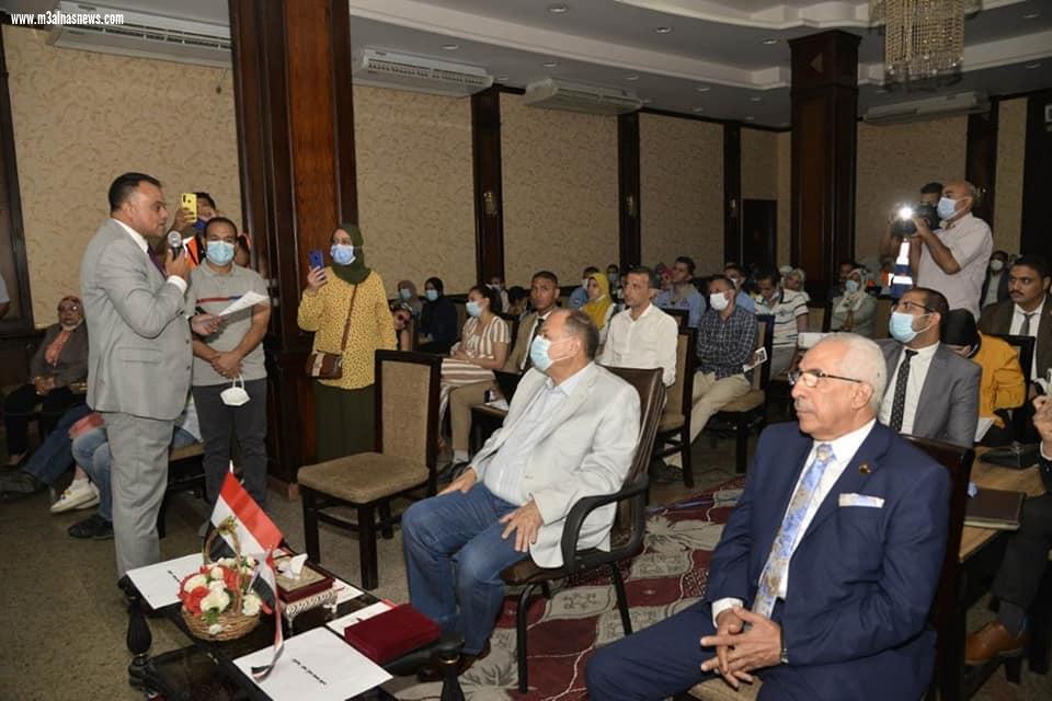 محافظ أسيوط أسيوط يلتقى أكثر من 100 شاب وفتاة في جلسة حوارية بنادي أسيوط الرياضي عن المبادرة الرئاسية 