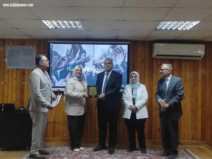 الدكتور يوسف العبد يناقش طلاب مشروع الادوية البيطرية بجامعة قناة السويس