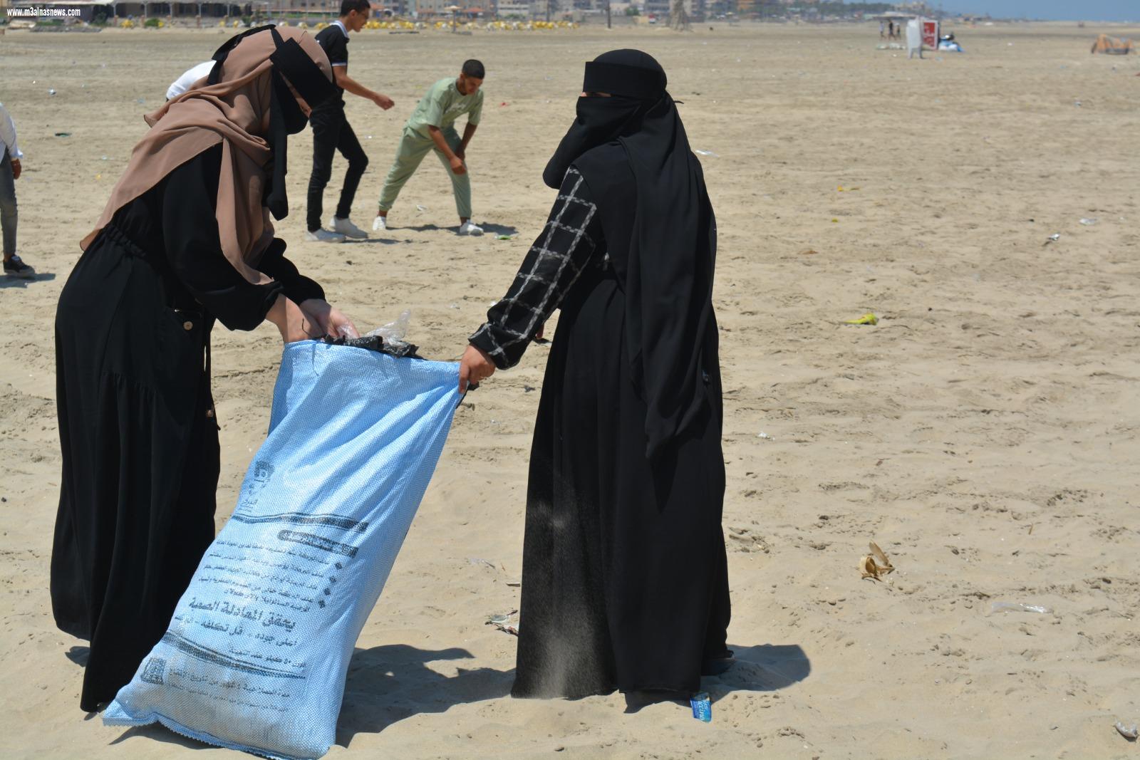 جمعية النهضة للتنمية الزراعية تشارك مصيف بلطيم تنظيف شاطىء الأمل من النفايات