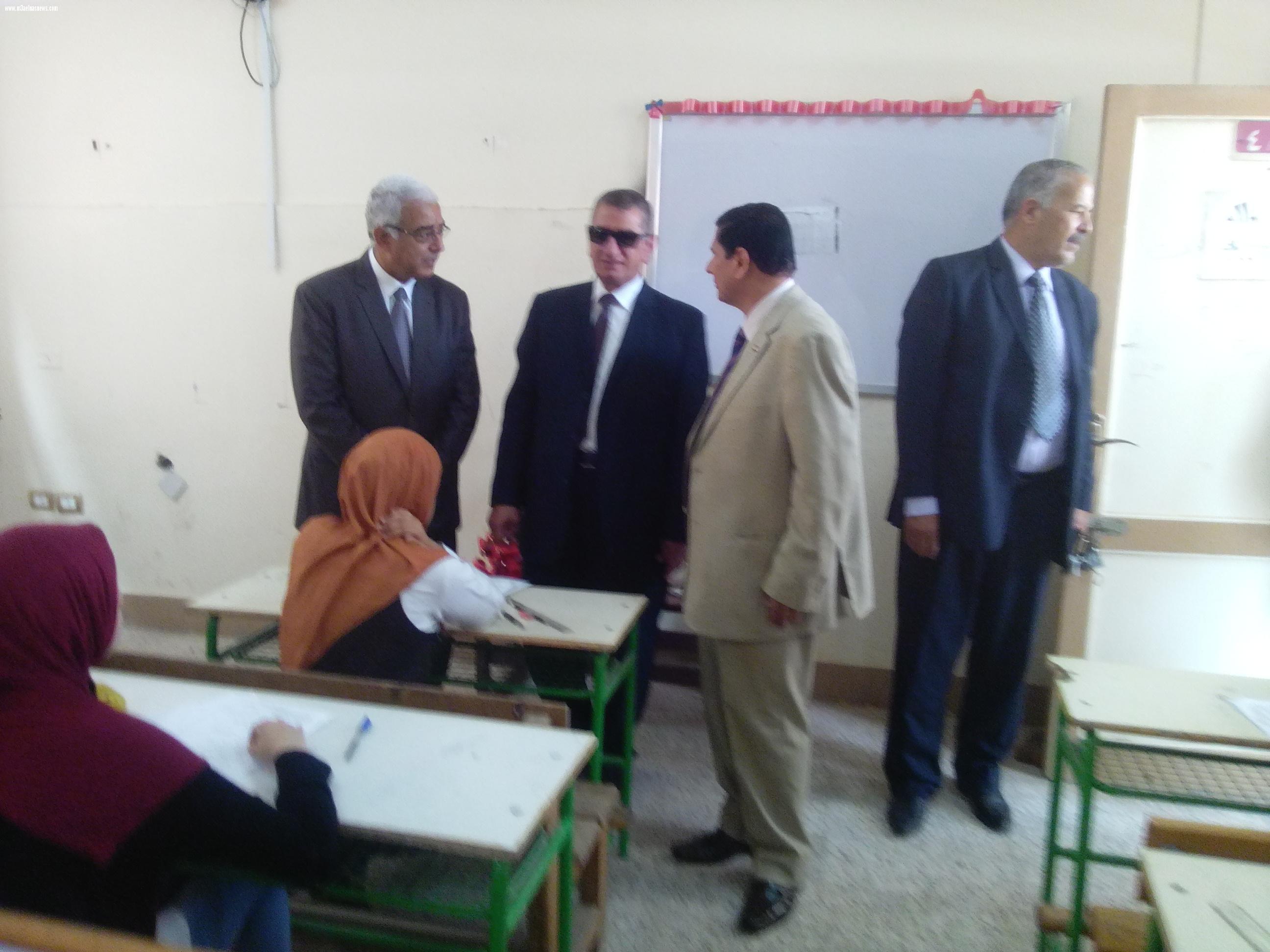 محافظ كفر الشيخ يتفقد عدد من لجان الشهادة الإعدادية