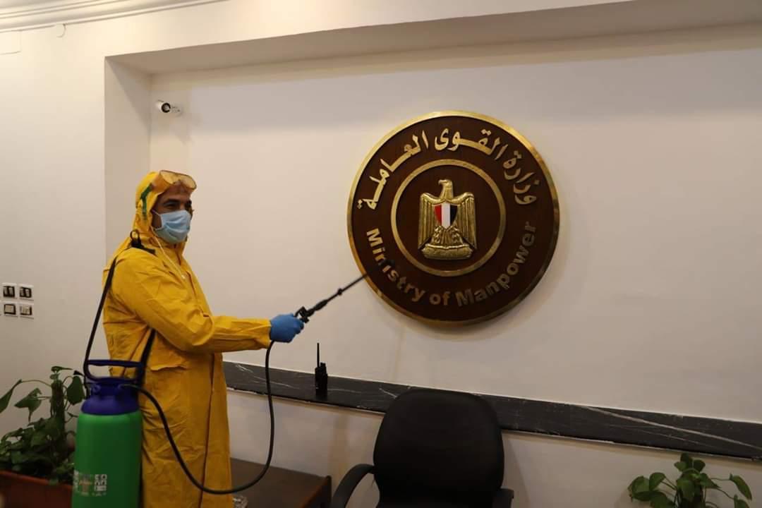 وزير القوى العاملة يتابع بنفسه إجراءات التعقيم والتطهير