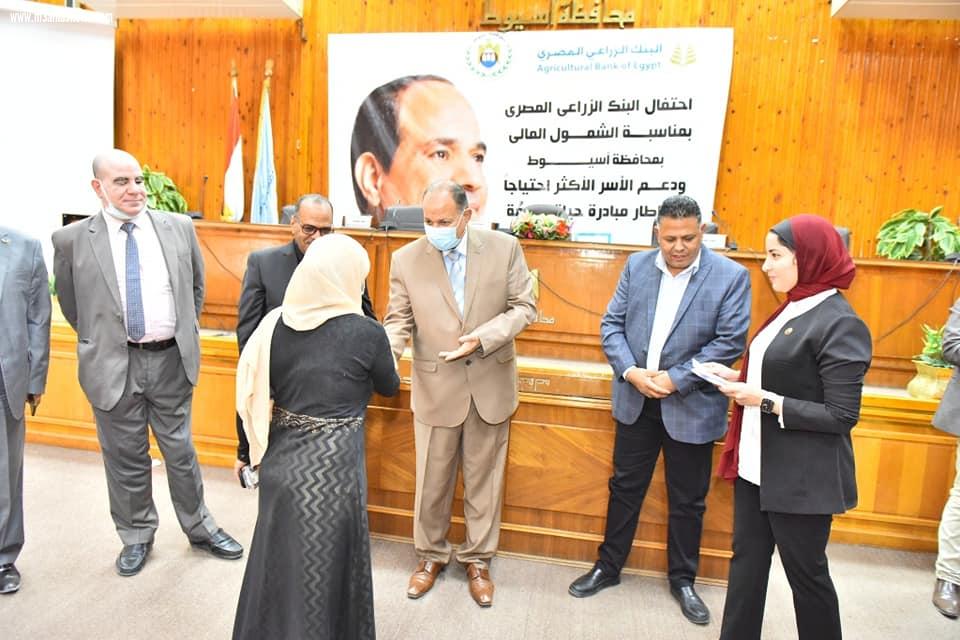 مقدمة من البنك الزراعي المصري محافظ أسيوط يسلم كوبونات المساعدات المالية للسيدات الريفيات من الأسر الأكثر احتياجاً في إطار مبادرة