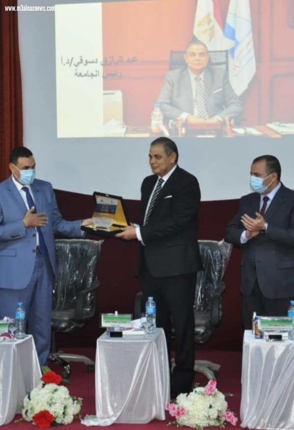 رئيس جامعة كفر الشيخ يشهد حفل استقبال الطلاب الجدد بكليتي التربية والحاسبات والمعلومات 