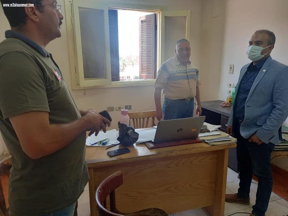 محافظ أسيوط يجتمع برؤساء المراكز والأحياء ويوجه بإسراع الخطي للانتهاء من تطعيم العاملين بالجهاز الإداري