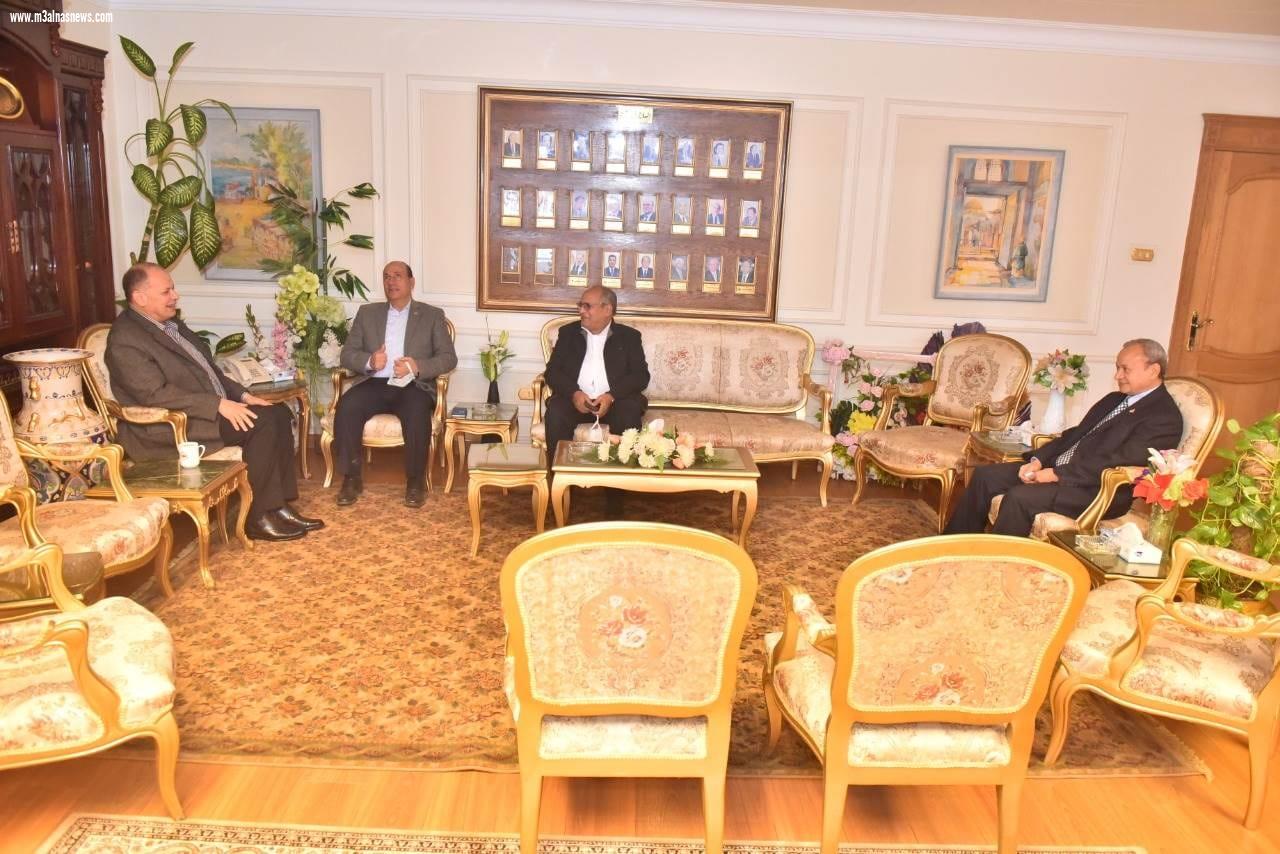 محافظ أسيوط يلتقى رئيس الجهاز المركزي للتعمير لمناقشة الموقف التنفيذي لمشروعات المبادرة الرئاسية حياة كريمة ومرحلتها الجديدة المشروع القومي لتطوير الريف المصري