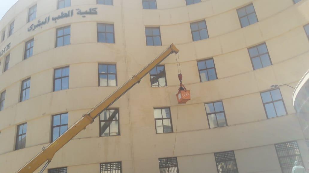 شركة النور 2 للنظافة تواصل أعمال تنظيف وتعقيم جامعة كفرالشيخ باستخدام الرافعات والأوناش العملاقة