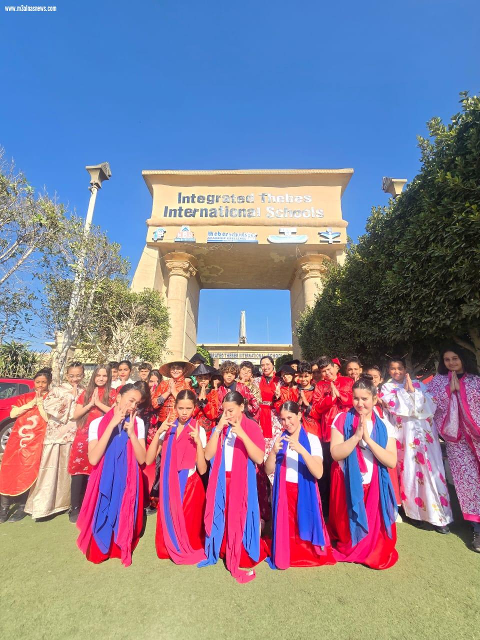 احتفالية عالم واحد علي مسرح طيبة المتكاملة الدولية والمشاركون بالعرض يستخدمون  اللغات العربية والصينية والإنجليزية 