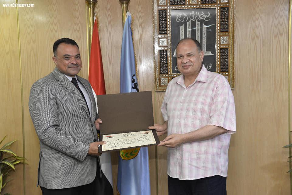 محافظ أسيوط يكرم وكيل وزارة الشباب والرياضة بالمحافظة لتميزه وجهوده خلال فترة عمله بالمحافظة