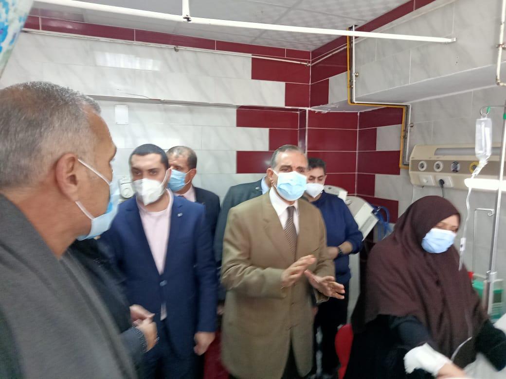 محافظ كفر الشيخ يطمئن على المصابين في حريق بشقة ببرج سكني .. صور