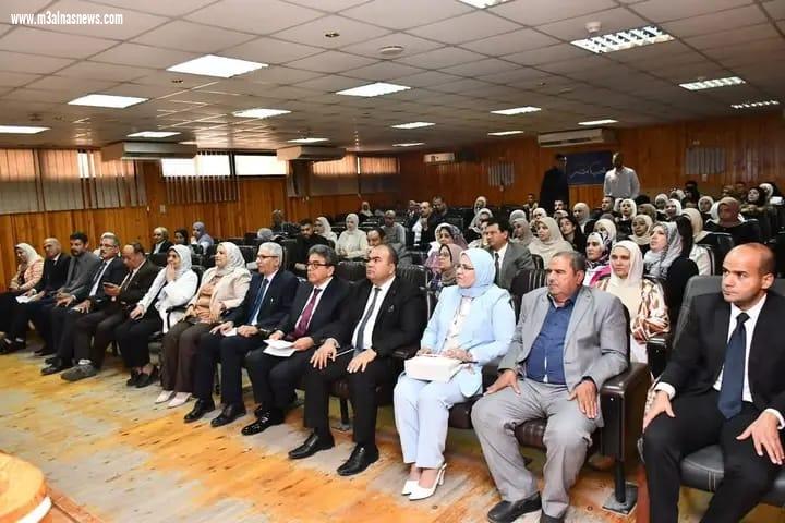 الدكتور يوسف العبد يناقش طلاب مشروع الادوية البيطرية بجامعة قناة السويس