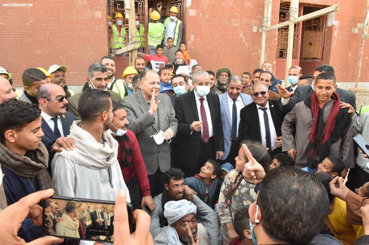 وسط هتفافات الاهالى