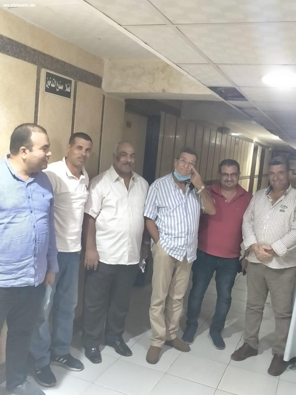 وكيل وزارة الطب البيطرى  بكفرالشيخ ونقيب البيطريين يطمئنان على صحة طبيب بيطرى أصيب في حادث تصادم