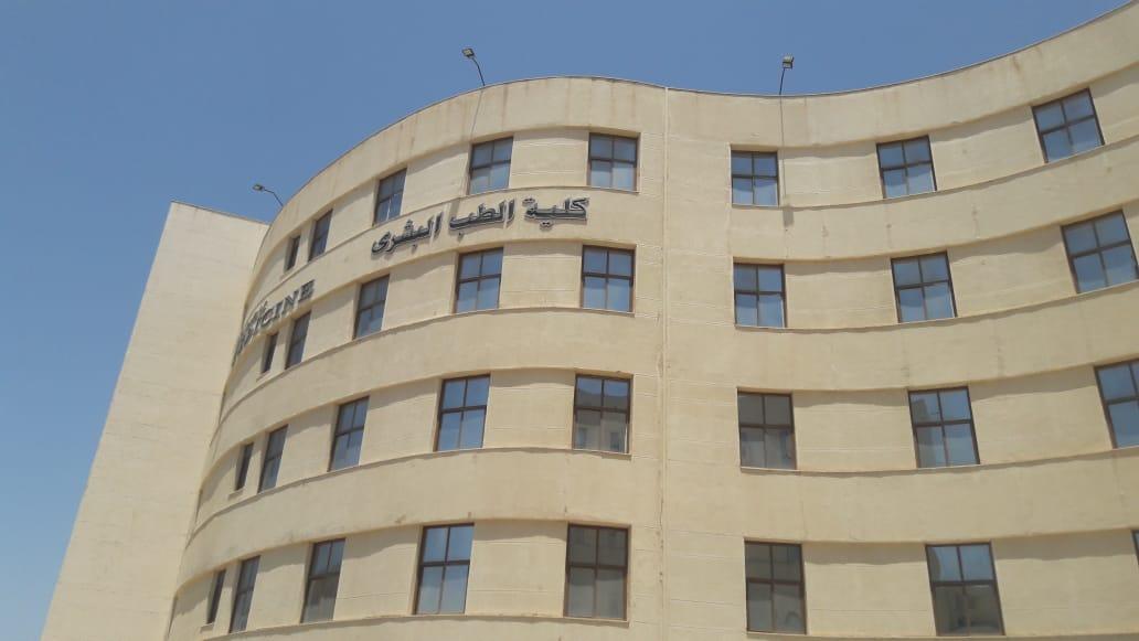 شركة النور 2 للنظافة تواصل أعمال تنظيف وتعقيم جامعة كفرالشيخ باستخدام الرافعات والأوناش العملاقة