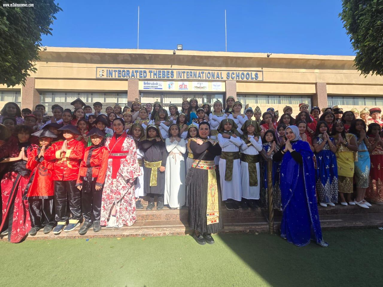 احتفالية عالم واحد علي مسرح طيبة المتكاملة الدولية والمشاركون بالعرض يستخدمون  اللغات العربية والصينية والإنجليزية 