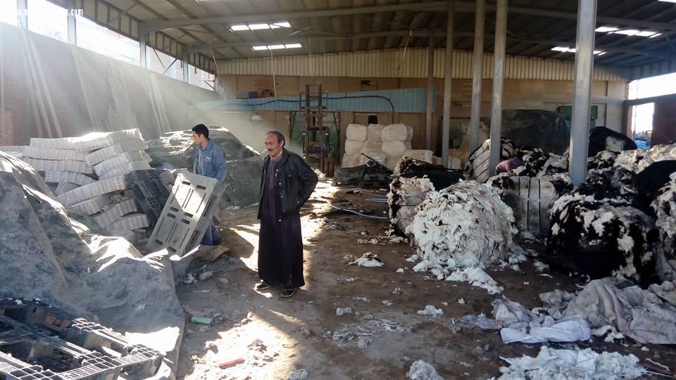 بالصور| حريق يلتهب مصنع غزل ونسيج بالمنطقة الصناعية ببلطيم وإصابة عامل