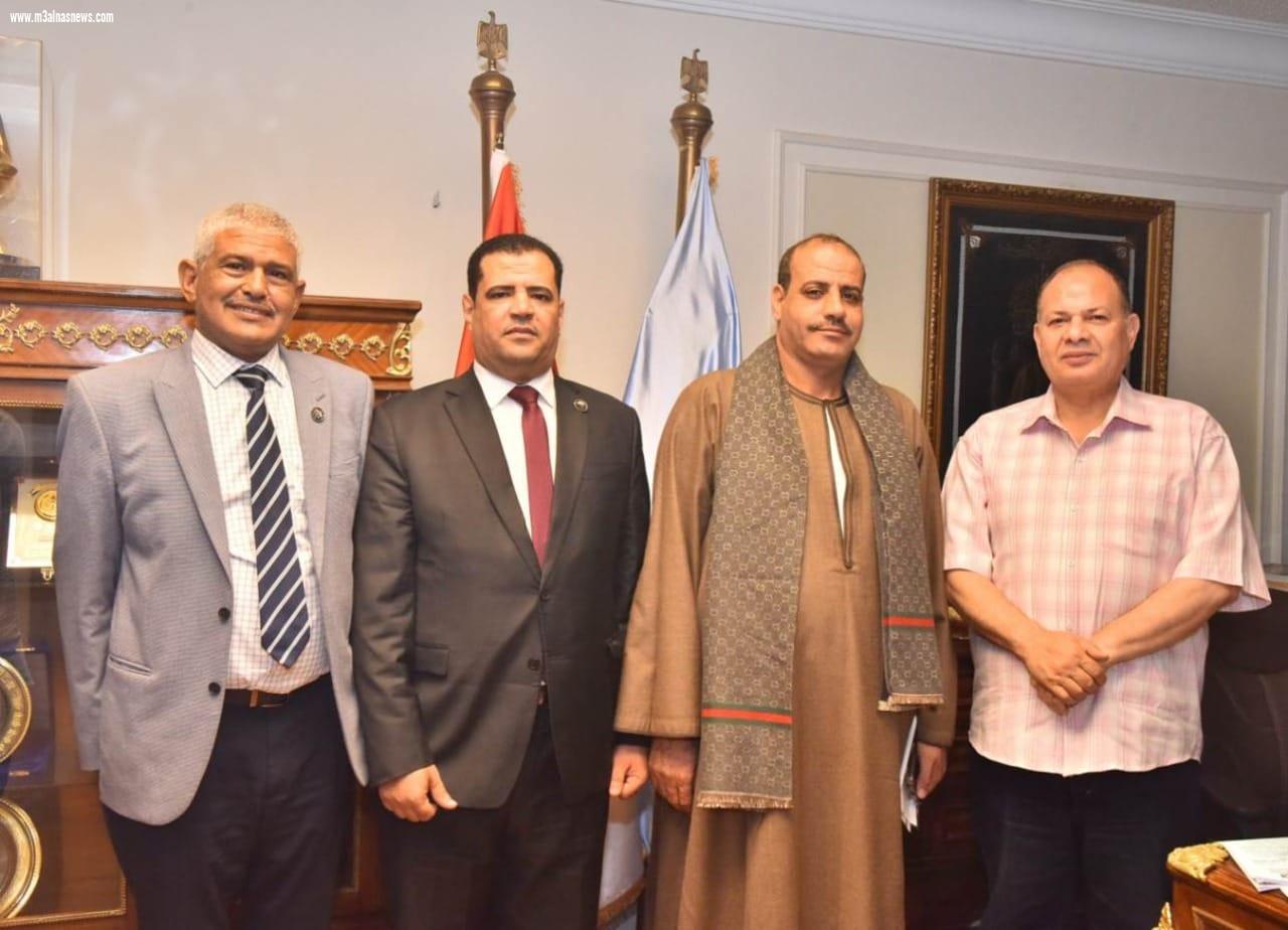 محافظ أسيوط يواصل لقاءاته الدورية بأعضاء النواب والشيوخ لمناقشة بعض القضايا الخدمية والاحتياجات الجماهيرية