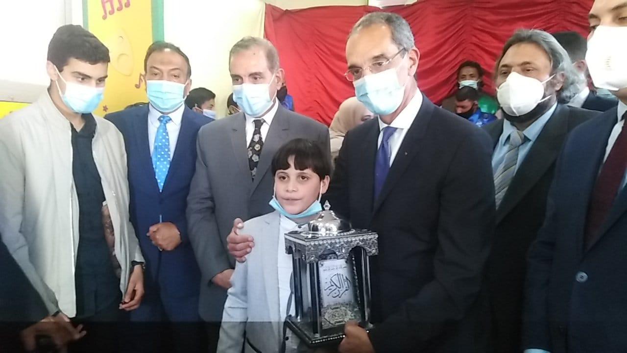 محمد خيرى.. طالب النور للمكفوفين ببلطيم يهدى المحافظ ووزير الاتصالات مصحفا
