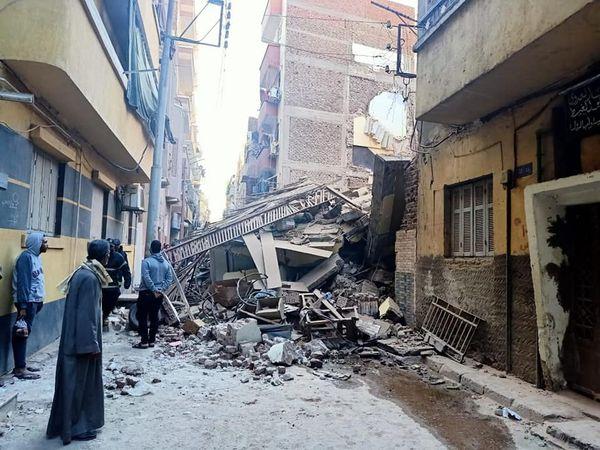 انهيار منزل قديم خالي من السكان بشارع رياض بأسيوط