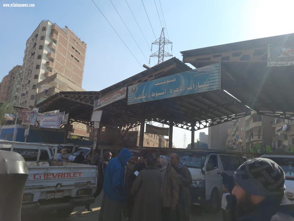 محافظ أسيوط يكلف بمتابعة الدورية لكافة القطاعات لتحسين الخدمات المقدمة للمواطنين ونائبه يتفقد موقف سيارات الأجرة بالقوصية