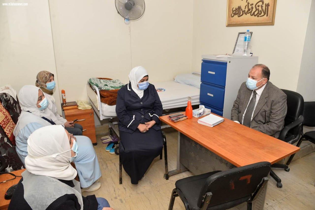 خلال جولة مفاجئة .. محافظ أسيوط يتفقد سير العمل بوحدة الغسيل الكلوي بمستشفى المبرة ويطمئن على صحة المرضى ويلتقي بعض العاملين بالوحدة