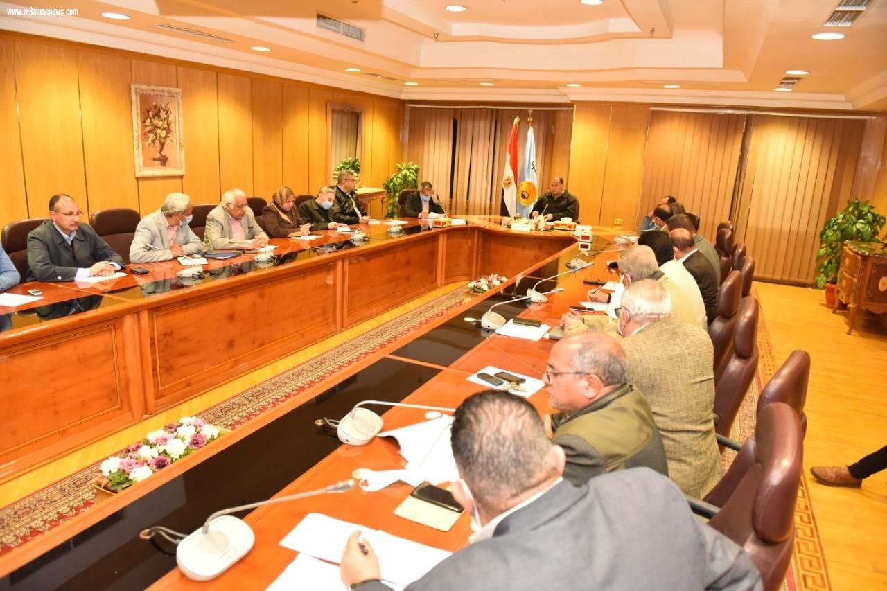 محافظ أسيوط يؤكد على متابعته المستمرة لمنظومة تقنين أراضي أملاك الدولة ويشدد على تكثيف العمل وزيادة معدلات الأداء