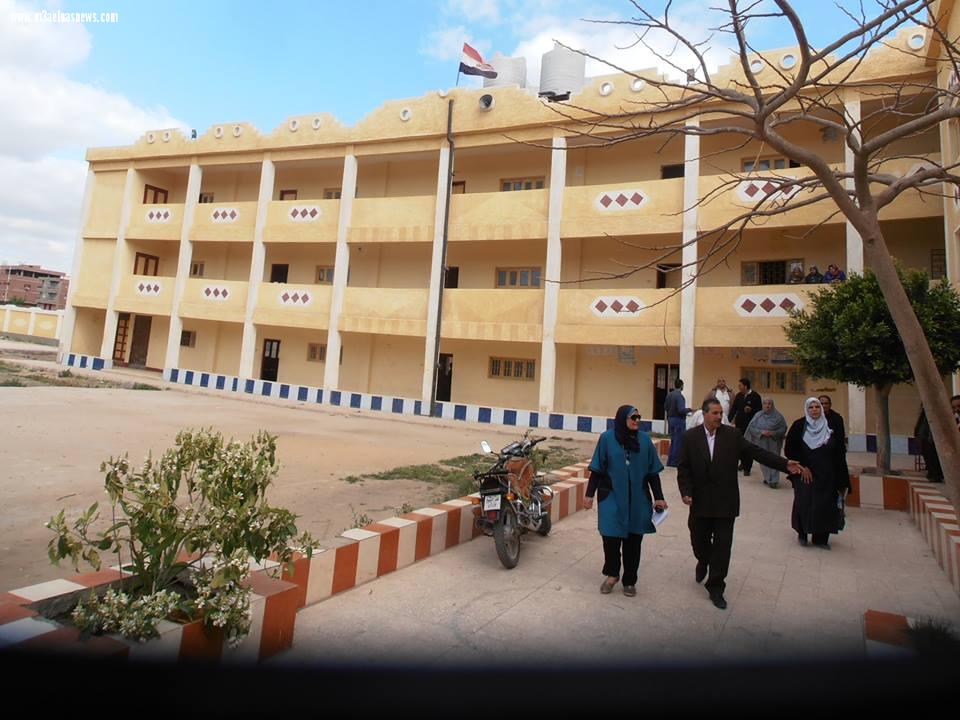 رئيس مدينة الحامول في زيارة مفاجئة لمدرسة الحامول التجارية بنين