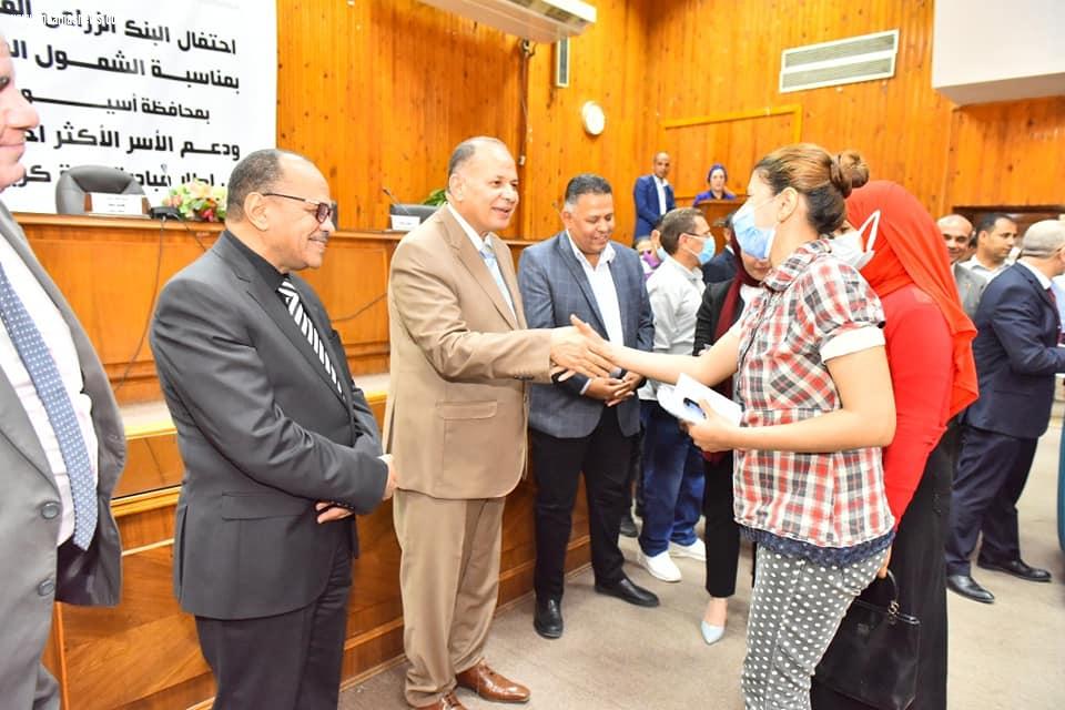 مقدمة من البنك الزراعي المصري محافظ أسيوط يسلم كوبونات المساعدات المالية للسيدات الريفيات من الأسر الأكثر احتياجاً في إطار مبادرة