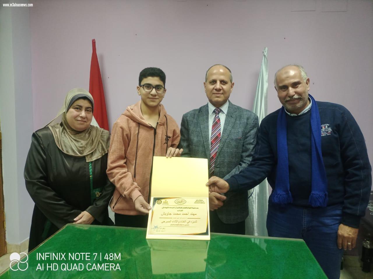 وكيل تعليم كفر الشيخ يكرم مدرسة دسوق لحصولها على المكتبة النموذجية