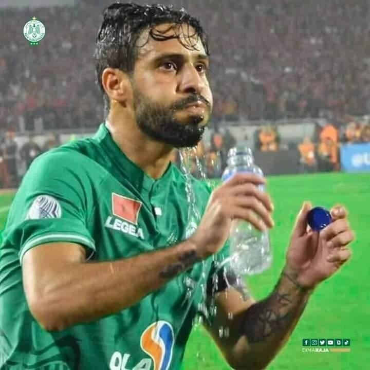 الأهلي المصري يفاوض نجم الرجاء المغربي 